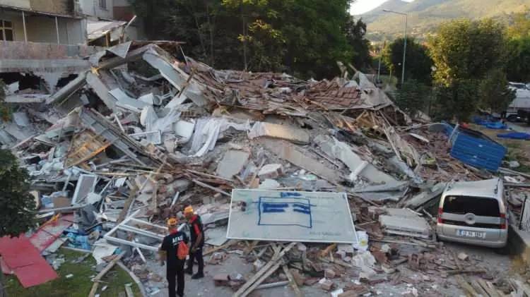 Depreminin boyutları hava aydınlanınca ortaya çıktı! 6.1 Balıkesir depremin yıkıcı görüntüleri 3