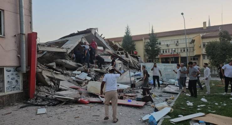 Türkiye 6.1 Sındırgı depremiyle sarsıldı: İşte depreme ilişkin son dakika bilgileri ve görüntüleri 1