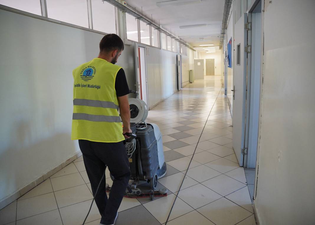 Yeni eğitim öğretim yılı öncesi Tuzla Belediyesi'nden okullara bakım onarım ve temizlik çalışması 5