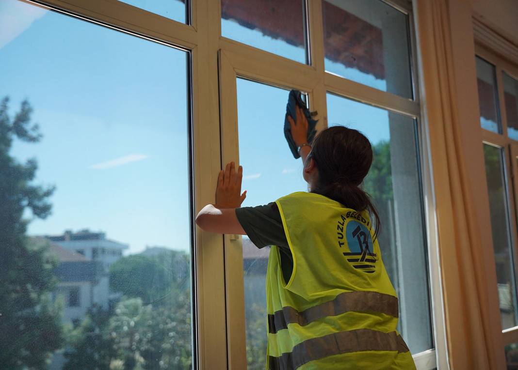 Yeni eğitim öğretim yılı öncesi Tuzla Belediyesi'nden okullara bakım onarım ve temizlik çalışması 1