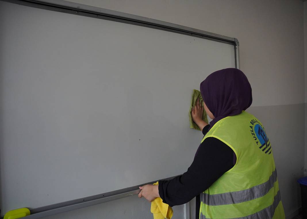 Yeni eğitim öğretim yılı öncesi Tuzla Belediyesi'nden okullara bakım onarım ve temizlik çalışması 3