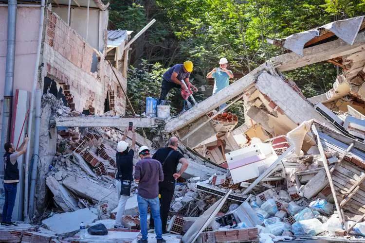 Balıkesir depremini nokta atışıyla bilmişti! Şener Üşümezsoy deprem olacak yerleri tek tek açıkladı! İstanbul için konuştu 4