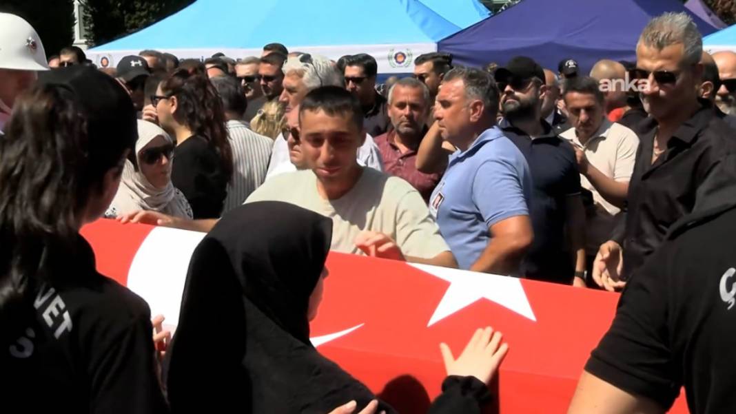 İzmir şehit polislerimizi son yolculuğuna uğurladı: Şehit ailelerinin perişan olduğu o görüntüler... 6