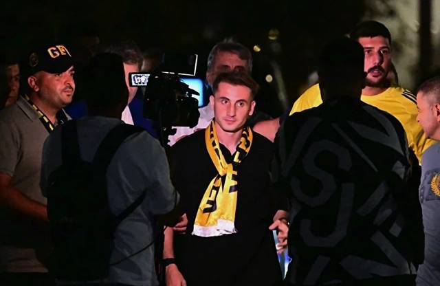 Kerem Aktürkoğlu eşine yapılan çirkin ve seviyesiz yorumlara isyan etti! Maddi ve manevi tazminat davası açıyor 1