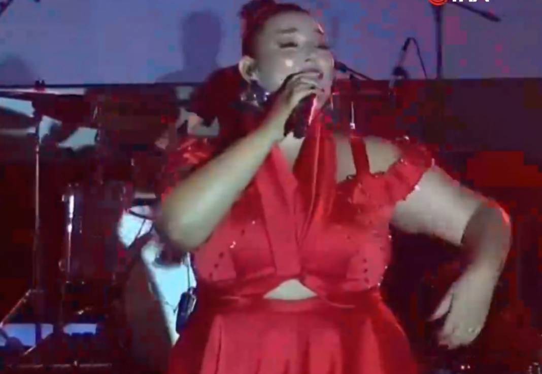 Tuğçe Kandemir'e sahnede kötü sürpriz: Bir anda yere kapaklandı! 8