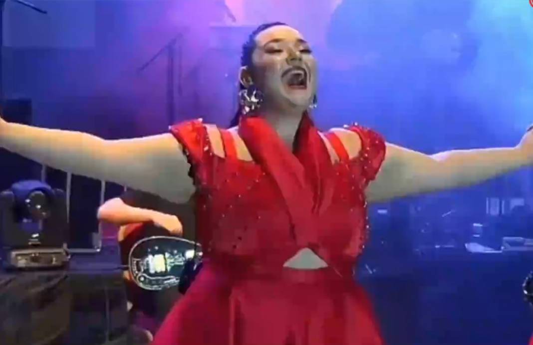 Tuğçe Kandemir'e sahnede kötü sürpriz: Bir anda yere kapaklandı! 10