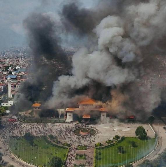 Dünya şaşkın gözlerle izledi! Nepal'de hükümet karıştı: Parlamento binası ateşe verildi, Maliye bakanı çıplak şekilde linç edildi! 2