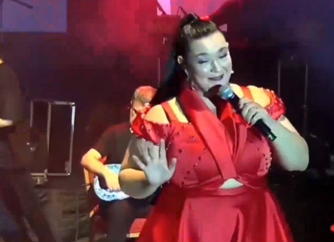 Tuğçe Kandemir'e sahnede kötü sürpriz: Bir anda yere kapaklandı! 9