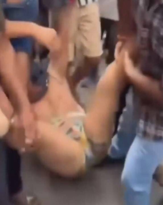 Dünya şaşkın gözlerle izledi! Nepal'de hükümet karıştı: Parlamento binası ateşe verildi, Maliye bakanı çıplak şekilde linç edildi! 4