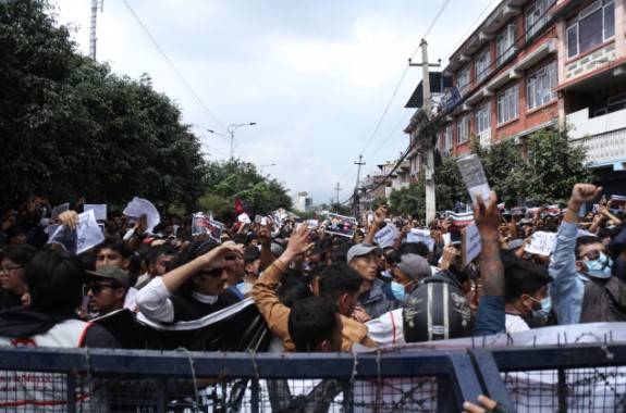 Dünya şaşkın gözlerle izledi! Nepal'de hükümet karıştı: Parlamento binası ateşe verildi, Maliye bakanı çıplak şekilde linç edildi! 1