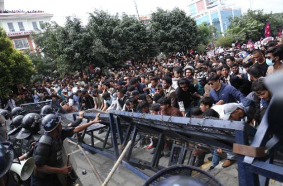Dünya şaşkın gözlerle izledi! Nepal'de hükümet karıştı: Parlamento binası ateşe verildi, Maliye bakanı çıplak şekilde linç edildi! 6