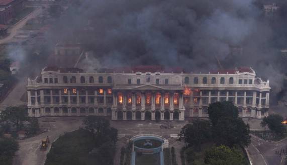 Dünya şaşkın gözlerle izledi! Nepal'de hükümet karıştı: Parlamento binası ateşe verildi, Maliye bakanı çıplak şekilde linç edildi! 5