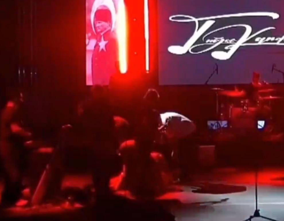 Tuğçe Kandemir'e sahnede kötü sürpriz: Bir anda yere kapaklandı! 4