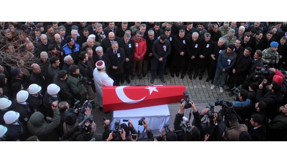 İzmir şehit polislerimizi son yolculuğuna uğurladı: Şehit ailelerinin perişan olduğu o görüntüler... 7