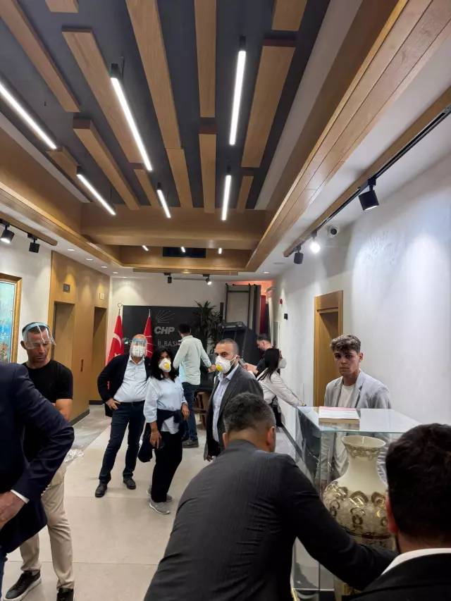 Gürsel Tekin'in girdiği CHP il binasında ortalık karıştı: CHP'li vekiller makam odasına barikat kurdu! 4