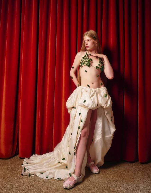 Elen Musk'un 20 yaşındaki kızı Vivian Wilson güzelliği ve zarafetiyle podyumu salladı! 'Babamın gölgesinde olmayacağım' demişti 7