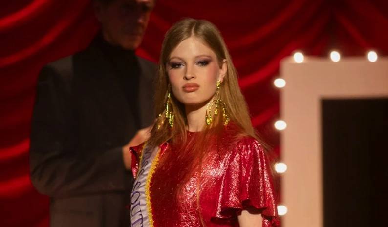 Elen Musk'un 20 yaşındaki kızı Vivian Wilson güzelliği ve zarafetiyle podyumu salladı! 'Babamın gölgesinde olmayacağım' demişti 2