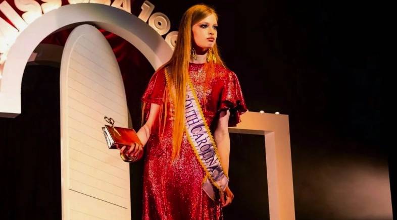 Elen Musk'un 20 yaşındaki kızı Vivian Wilson güzelliği ve zarafetiyle podyumu salladı! 'Babamın gölgesinde olmayacağım' demişti 4