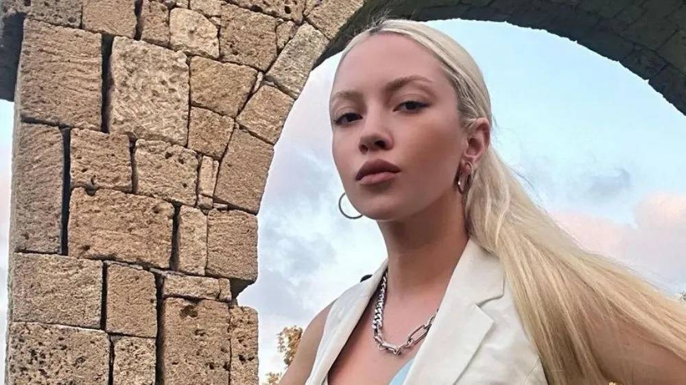 Güzel Şarkıcı Ece Seçkin'den Yardım Çığlığı! 'İmdat' sapığım var yardım edin 2