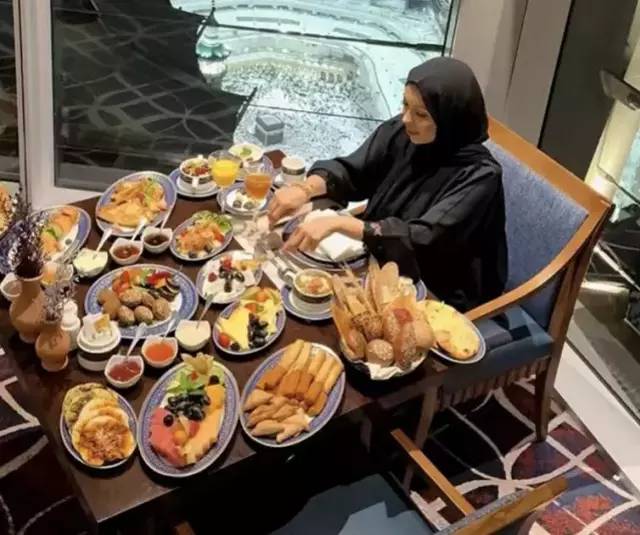 İnsanlığın öldüğü fotoğraf karesi! Gazze'de insanlar açlıktan ölürken, Kabe'den yapılan bu paylaşım infial yarattı 1