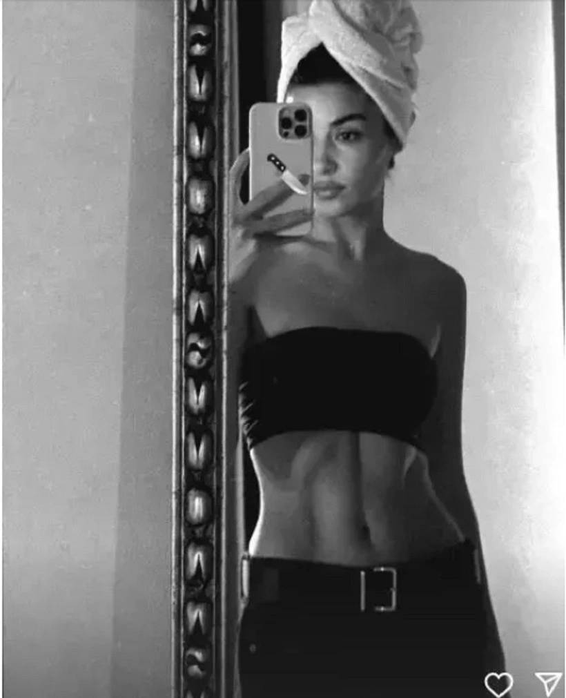 Hande Erçel'den ayrılık sonrası iddialı paylaşım! Ünlü sanatçının banyo pozu paylaşımı kısa sürede binlerce beğeni aldı 7