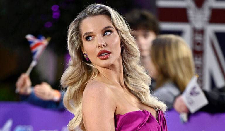 Ünlü oyuncudan rezalet hareket! Tüm üstünü çıkararak çırılçıplak lavaboda koltuk altlarını yıkadı 1