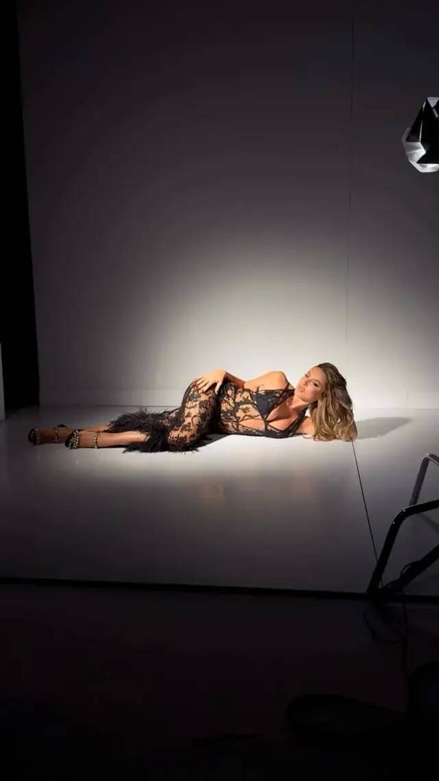 Hadise'den yürekleri hoplatan olay pozlar: Dantelli giysileri ile sere serpe verdiği pozlarla sosyal medyayı salladı 2