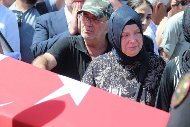 İzmir şehit polislerimizi son yolculuğuna uğurladı: Şehit ailelerinin perişan olduğu o görüntüler... 5