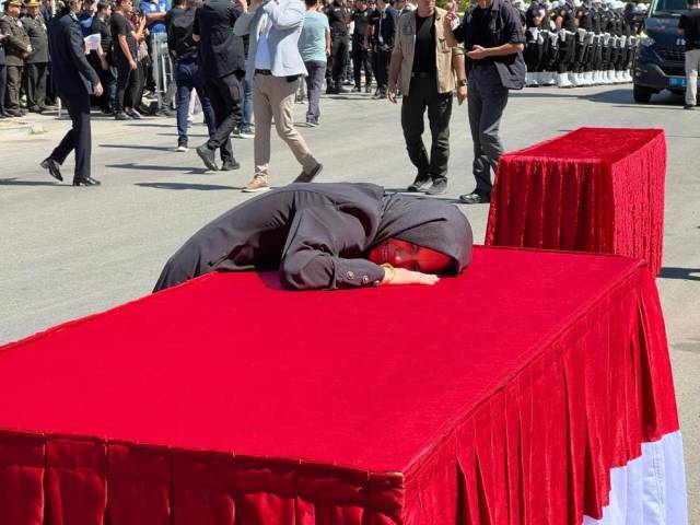 İzmir şehit polislerimizi son yolculuğuna uğurladı: Şehit ailelerinin perişan olduğu o görüntüler... 3