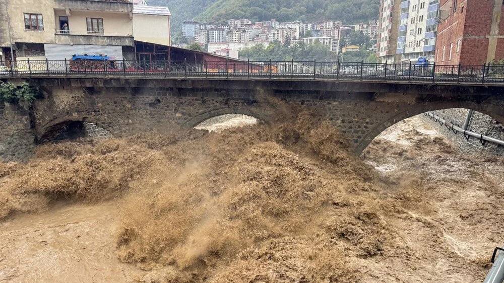 Karadeniz bölgesini sel vurdu! Kuvvetli yağış dört ilde etkili olurken dereler taştı köprüler yıkıldı ev ve iş yerlerini sel bastı 1