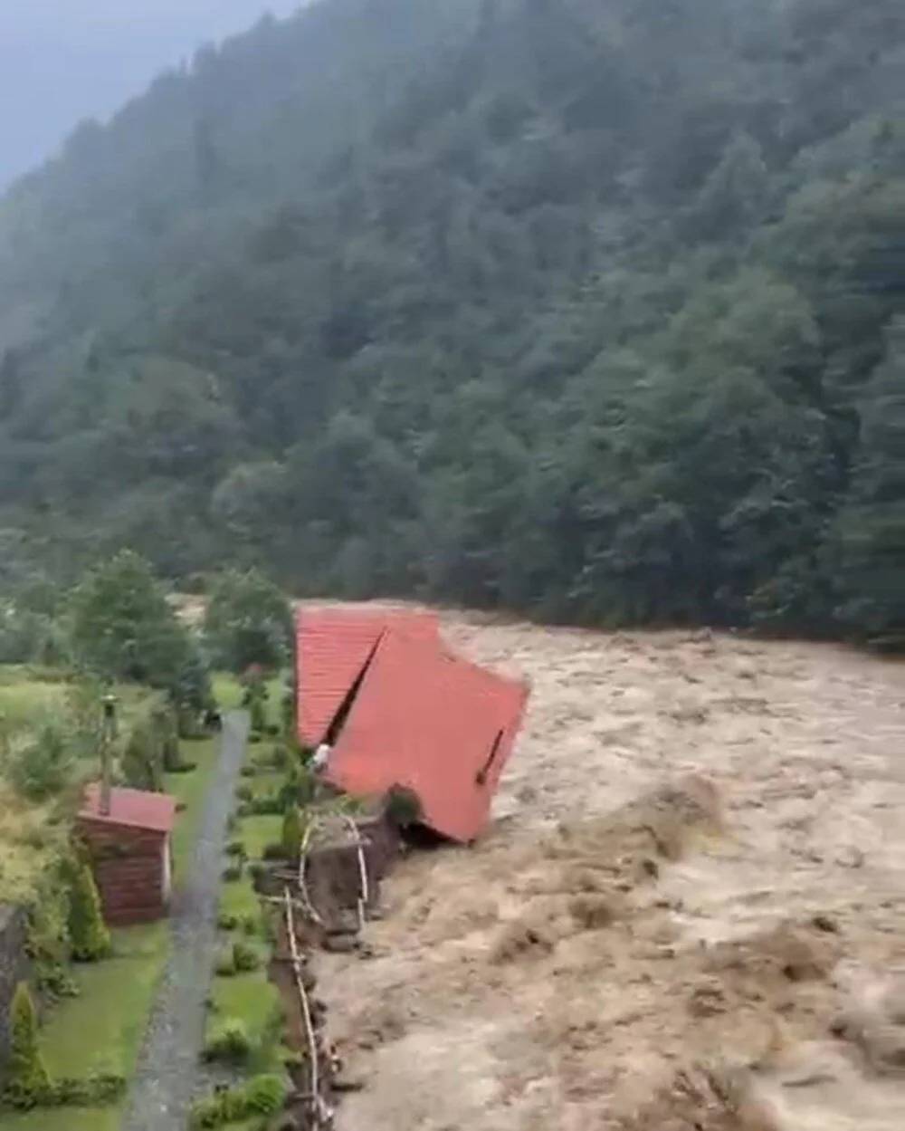 Karadeniz bölgesini sel vurdu! Kuvvetli yağış dört ilde etkili olurken dereler taştı köprüler yıkıldı ev ve iş yerlerini sel bastı 3
