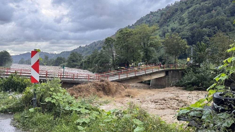 Karadeniz bölgesini sel vurdu! Kuvvetli yağış dört ilde etkili olurken dereler taştı köprüler yıkıldı ev ve iş yerlerini sel bastı 4