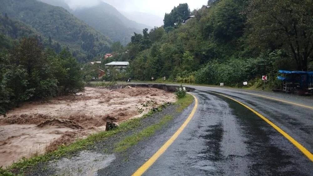 Karadeniz bölgesini sel vurdu! Kuvvetli yağış dört ilde etkili olurken dereler taştı köprüler yıkıldı ev ve iş yerlerini sel bastı 6