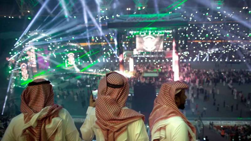 Suudi Arabistan dikkat çekmeye devam ediyor: Alkol yasağı kalkmasının ardından helal bira reklamı yayınlandı! 3