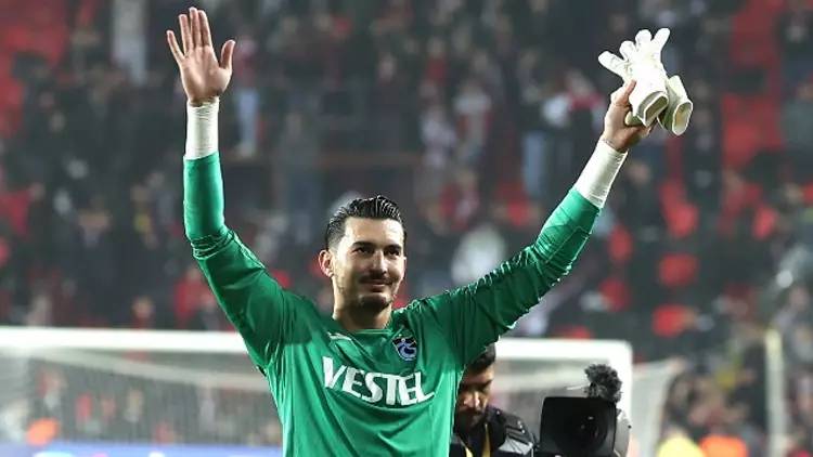 Trabzonspor Milli kalecisi Uğurcan Çakır'ı Galatasaray'a sattı, taraftarlar tesisleri bastı: Uğurcan'ı satanı bizde satarız 3