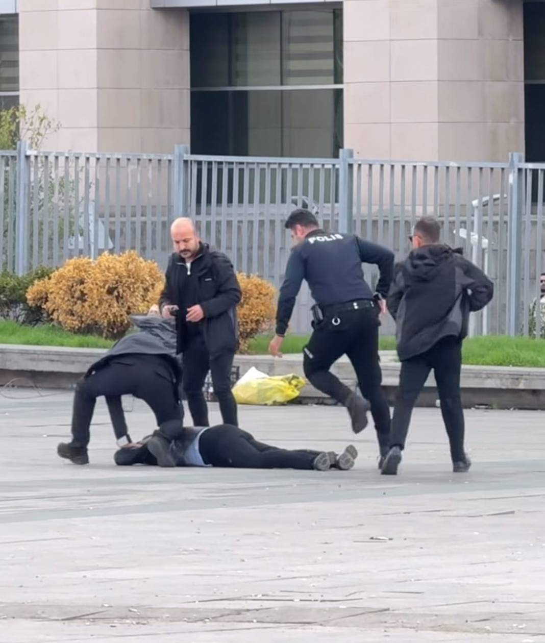 Çağlayan'da hareketli dakikalar: İstanbul Adalet Sarayı önünde başına silah dayadı ve ateş etti! 8