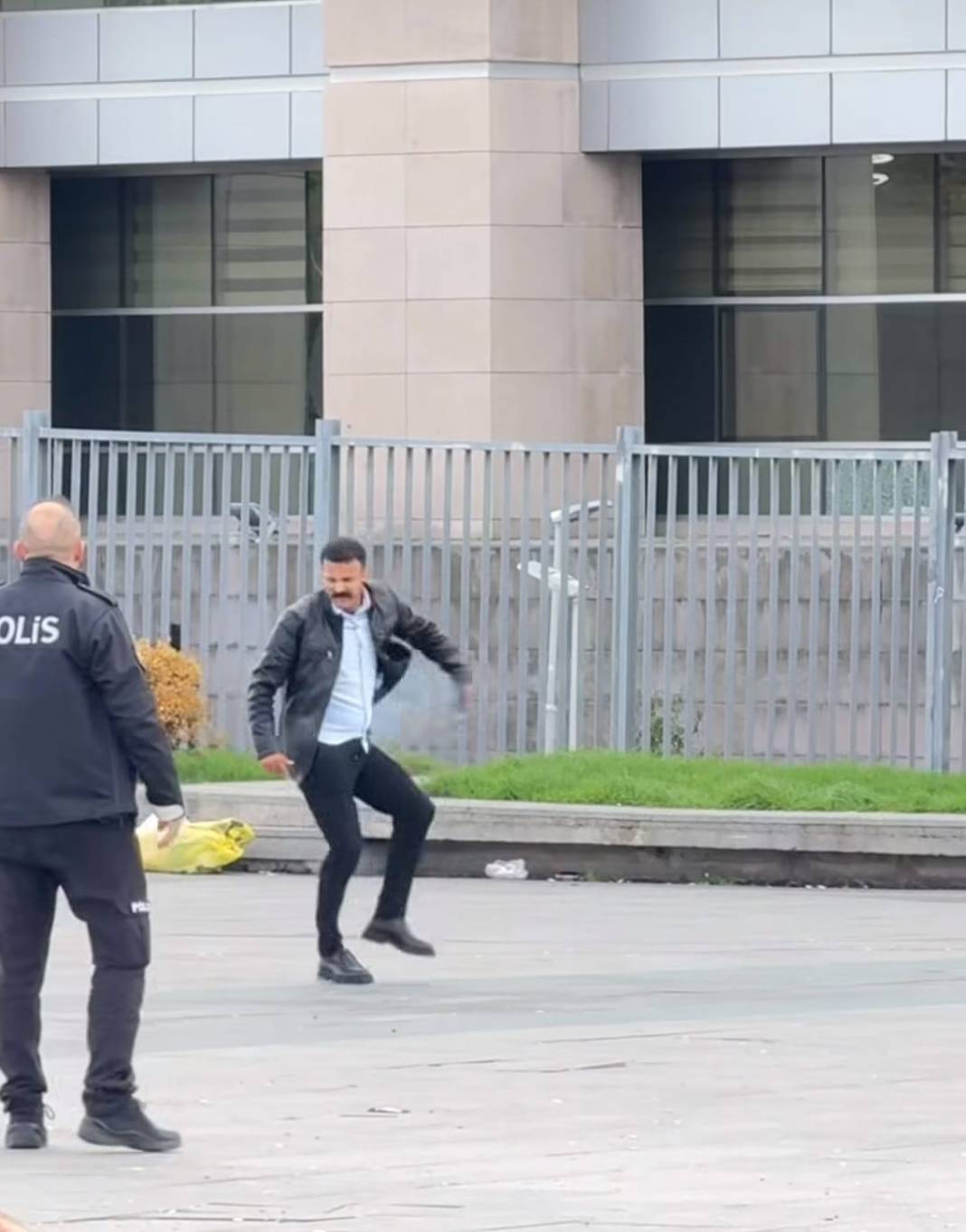 Çağlayan'da hareketli dakikalar: İstanbul Adalet Sarayı önünde başına silah dayadı ve ateş etti! 5