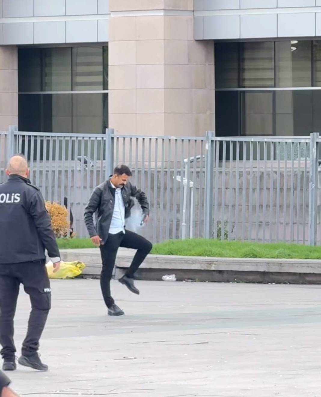 Çağlayan'da hareketli dakikalar: İstanbul Adalet Sarayı önünde başına silah dayadı ve ateş etti! 4