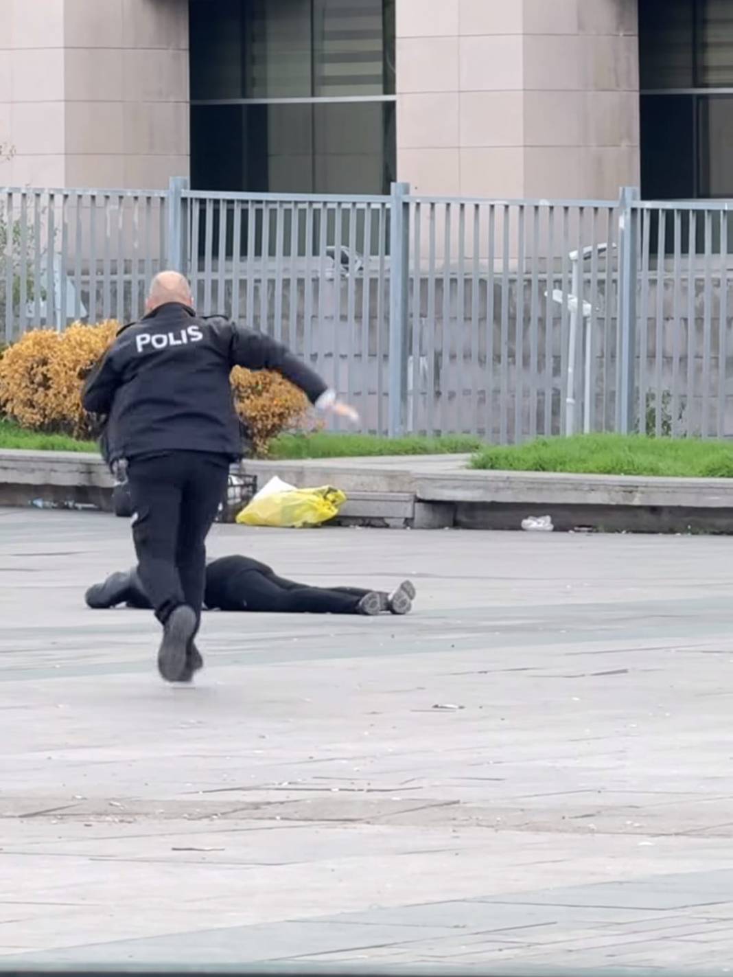 Çağlayan'da hareketli dakikalar: İstanbul Adalet Sarayı önünde başına silah dayadı ve ateş etti! 7