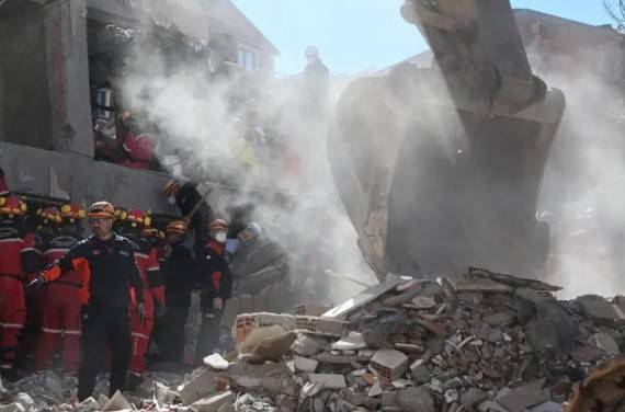 Gebze'de bir aile yok oldu: Enkaz arama çalışmalarında anne ve babanın da cansız bedenlerine ulaşıldı 1