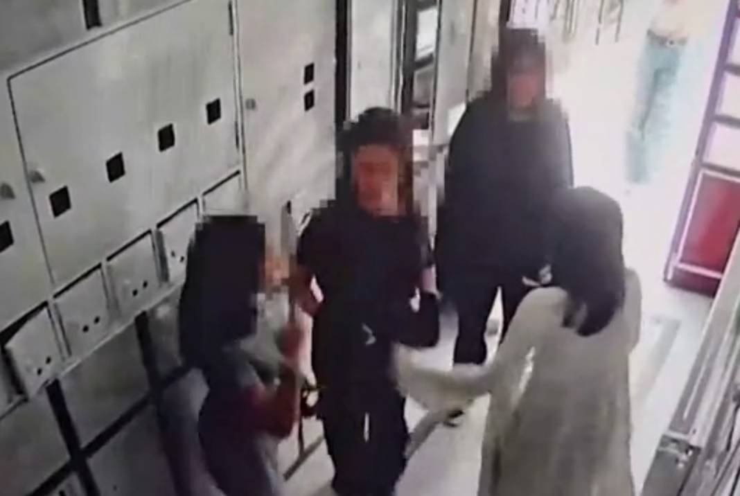 Akran zorbalığı kamerada: Eli bıçaklı kız çetesi bina basıp akranına korku yaşattı! 4