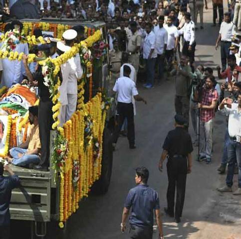 İzleyenleri şaşkına uğratan gerçek: Hindistan'da öldü diye tabuta konulmuştu, canlı çıktı! 4