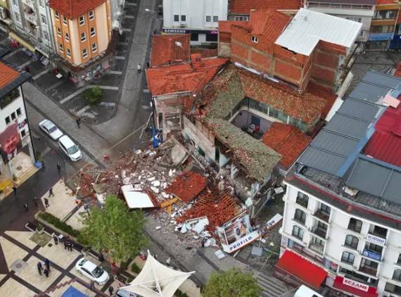 Sındırgı'daki deprem korkuttu: Yıkım gün ağarınca ortaya çıktı! 4