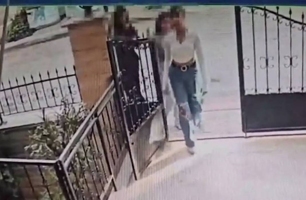 Akran zorbalığı kamerada: Eli bıçaklı kız çetesi bina basıp akranına korku yaşattı! 1