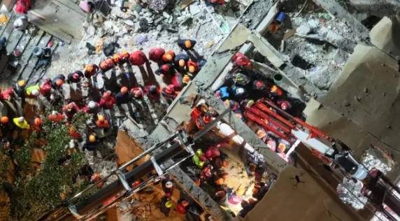 Gebze'de bir aile yok oldu: Enkaz arama çalışmalarında anne ve babanın da cansız bedenlerine ulaşıldı 6