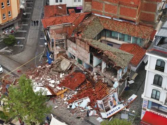 Sındırgı'daki deprem korkuttu: Yıkım gün ağarınca ortaya çıktı! 5