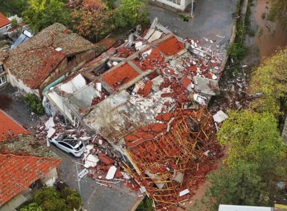 Sındırgı'daki deprem korkuttu: Yıkım gün ağarınca ortaya çıktı! 3