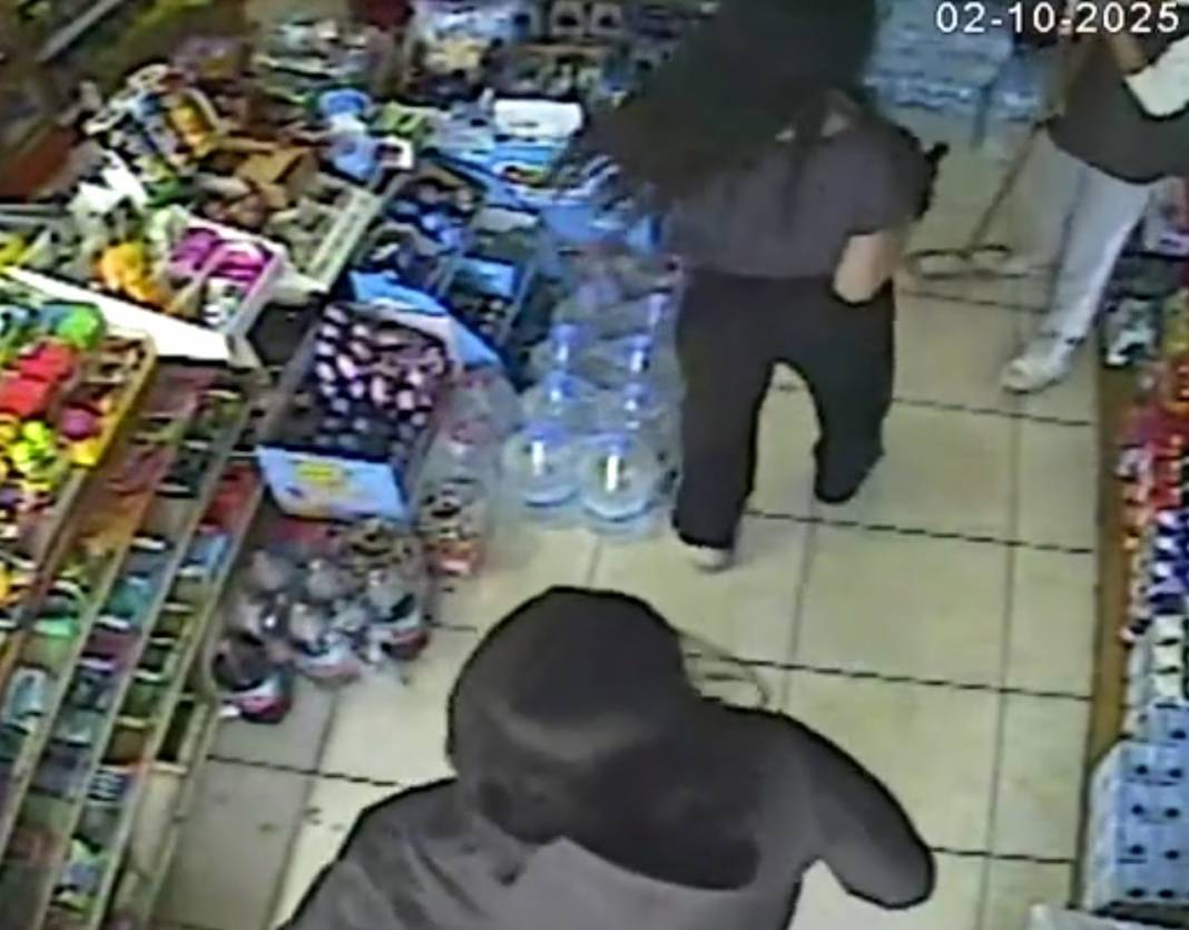 Akran zorbalığı kamerada: Eli bıçaklı kız çetesi bina basıp akranına korku yaşattı! 8