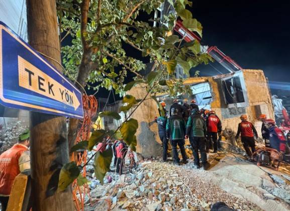 Gebze'de bir aile yok oldu: Enkaz arama çalışmalarında anne ve babanın da cansız bedenlerine ulaşıldı 8