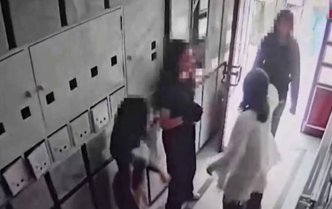 Akran zorbalığı kamerada: Eli bıçaklı kız çetesi bina basıp akranına korku yaşattı! 6